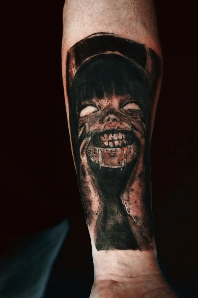 tatouage réaliste visage horreur avant-bras - tatoueur Avignon BIW INK