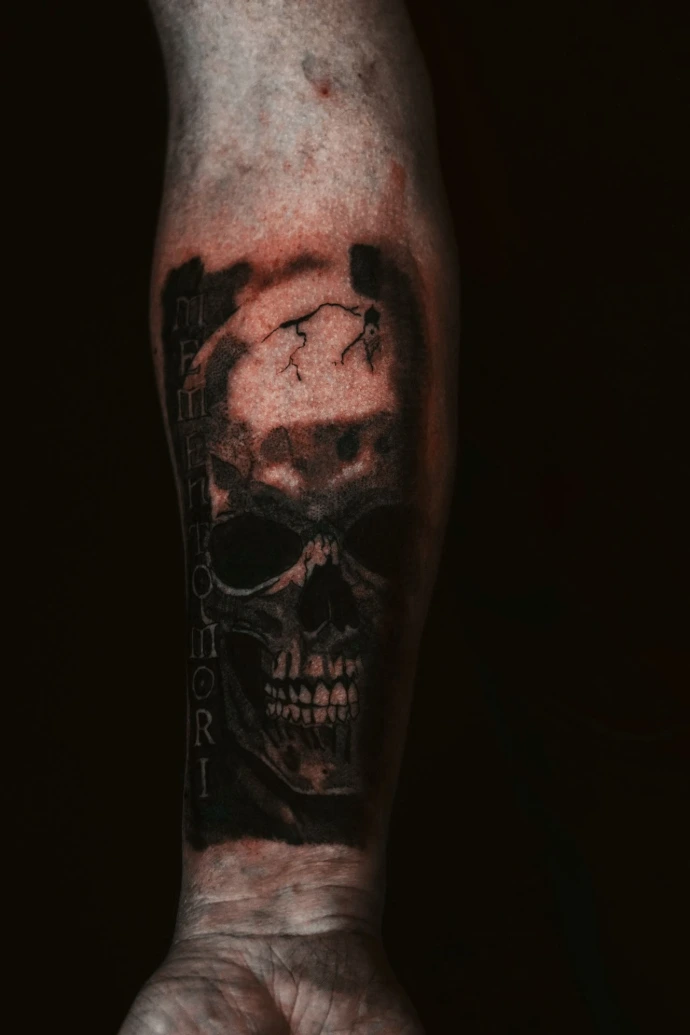 tatouage avant-bras crâne et lettrage - tatoueur Avignon