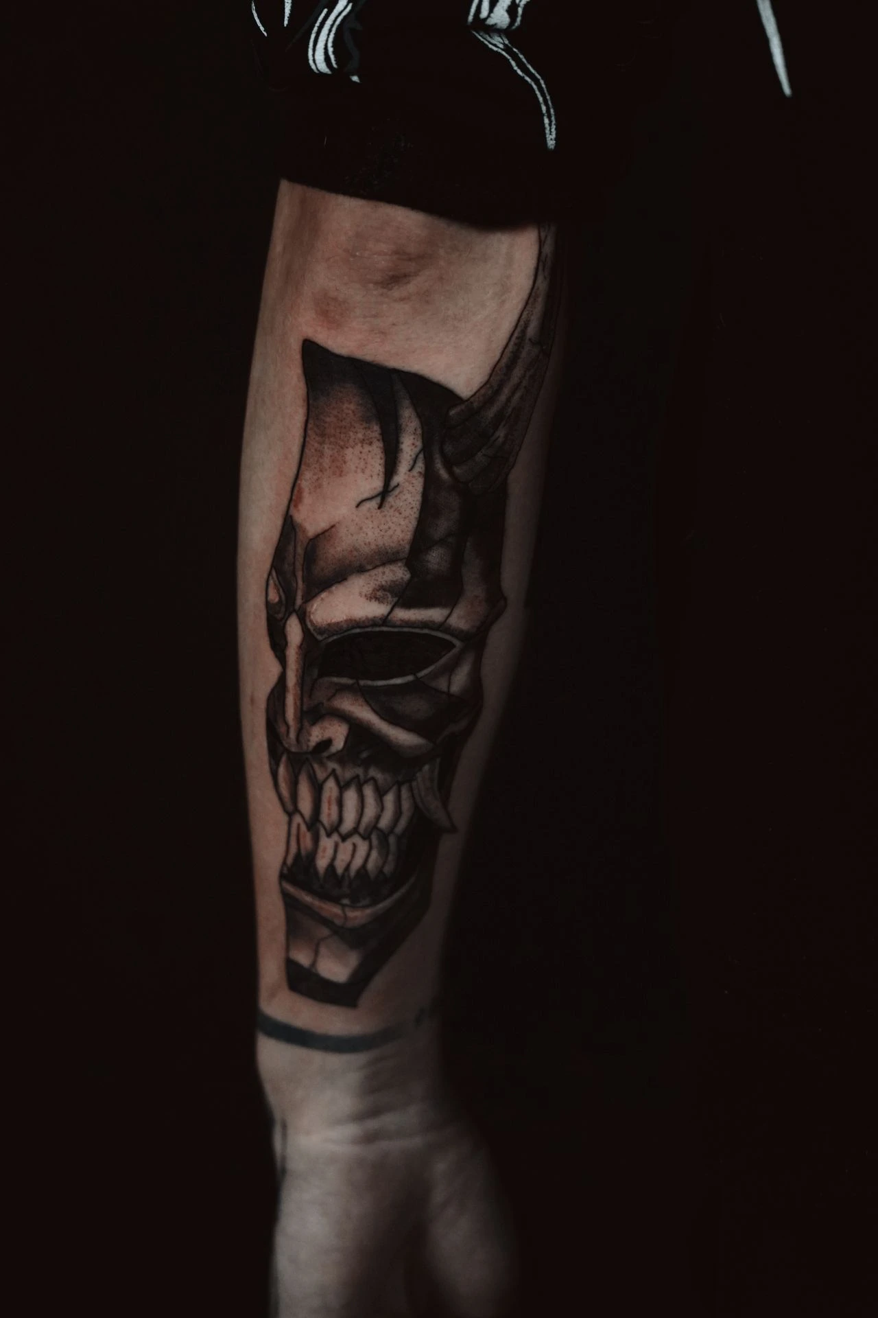 tatouage réaliste crâne démon avant-bras - BIW INK tatoueur Avignon